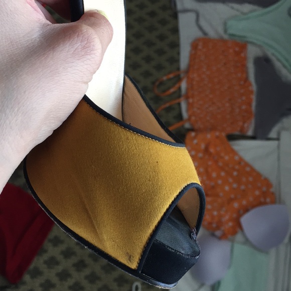 💯 CHRISTIAN LOUBOUTIN YELLOW SATIN PUMPS 36 - Picture 6 of 8